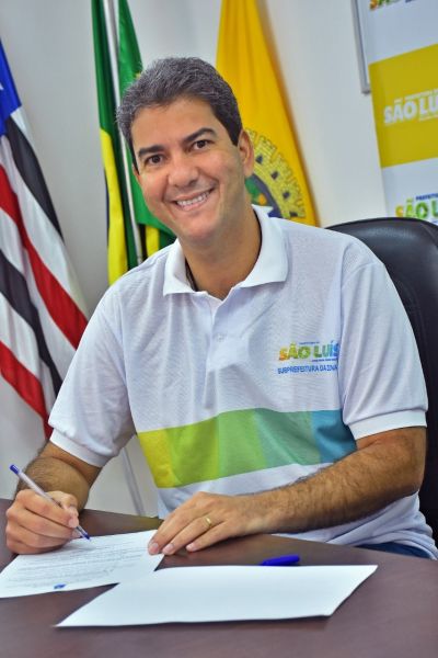 Prefeito Eduardo Braide assina lei que garante o pagamento do 14º salário  para profissionais da educação de São Luís - Agência NE9