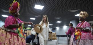 Turistas estrageiros no aeroporto de Salvador foto Ascom Setur BA