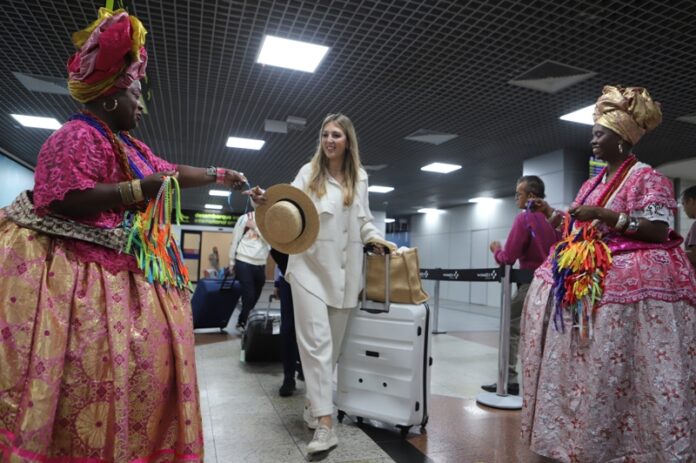 Turistas estrageiros no aeroporto de Salvador foto Ascom Setur BA